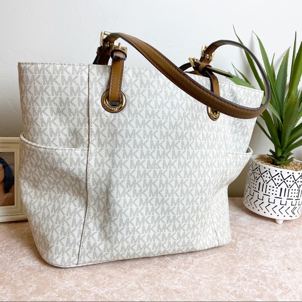 Michael Kors JET SET Vanilla Large Tote - Picture 6 of 14